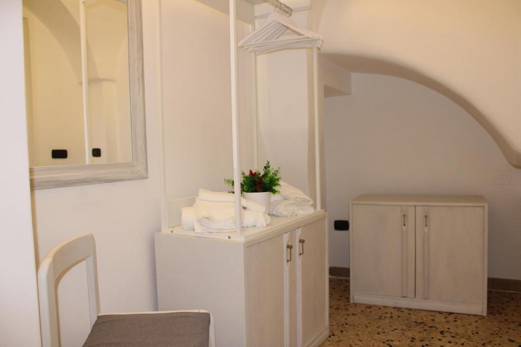 法萨诺La dépendance的浴室配有带毛巾和镜子的梳妆台