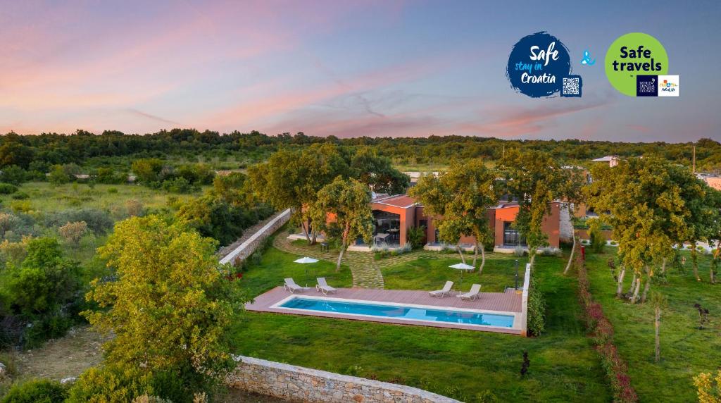 沃德年Villa Voliera, Papafigo Camping的享有带游泳池的房屋的空中景致