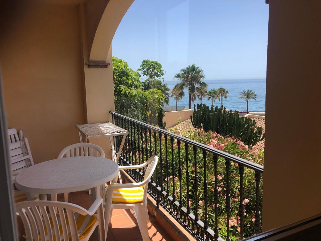 福恩吉罗拉Fantástico Apartamento con vistas al mar zona Club la Costa Castillo Fuengirola的一个带桌椅的海景阳台