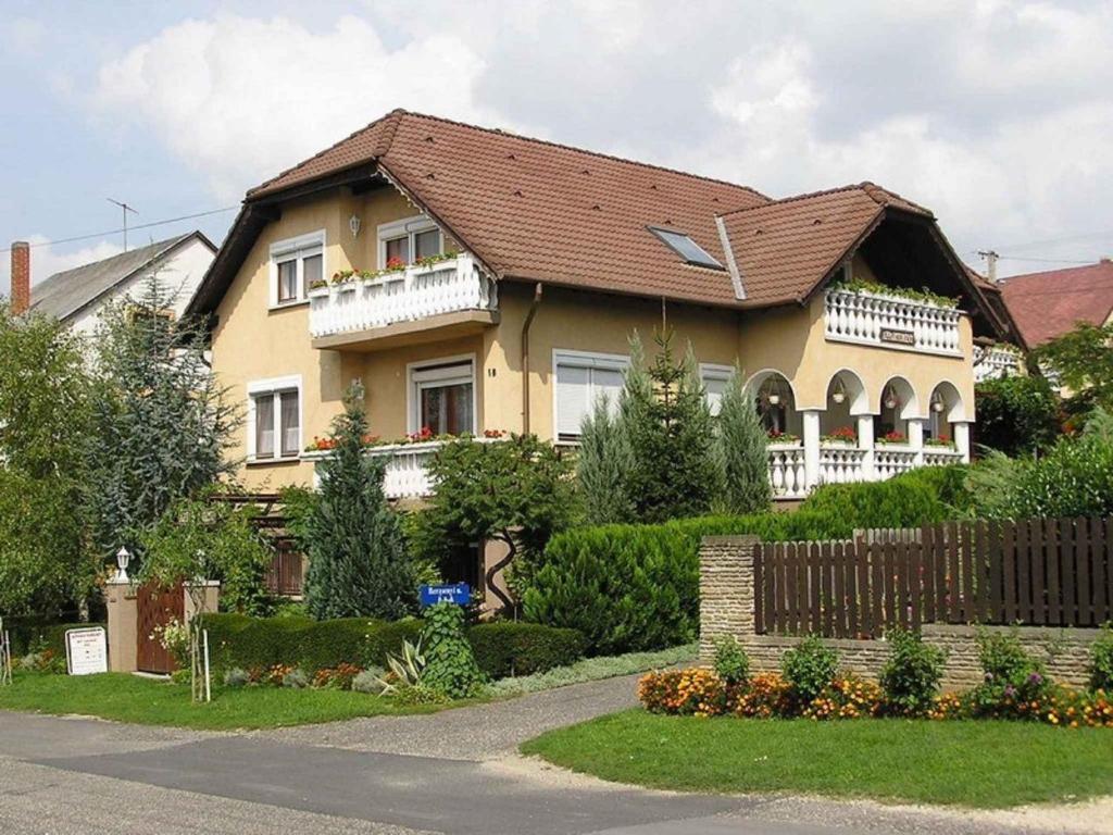 赫维兹Apartment in Heviz/Balaton 18913的棕色屋顶的黄色房子