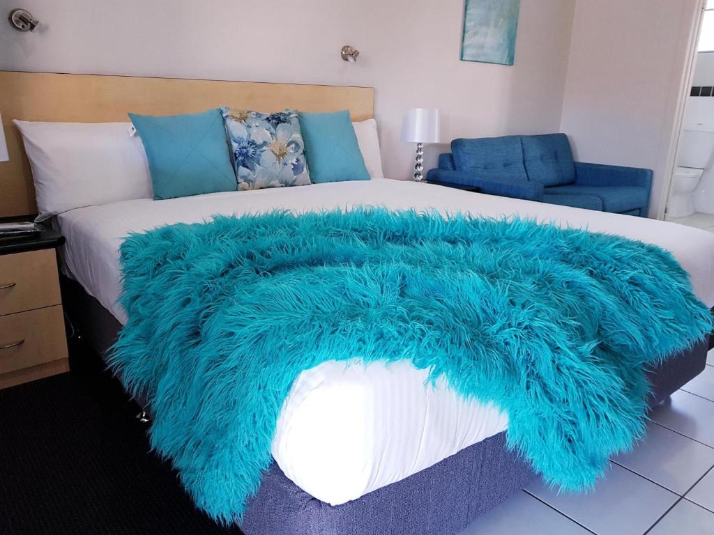 麦凯阿拉若汽车旅馆的床上的蓝色仿皮毯