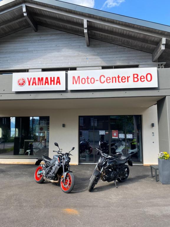 布里恩茨Moto-Center BeO AG (Bike & Bed)的两辆摩托车停在一个电机中心前