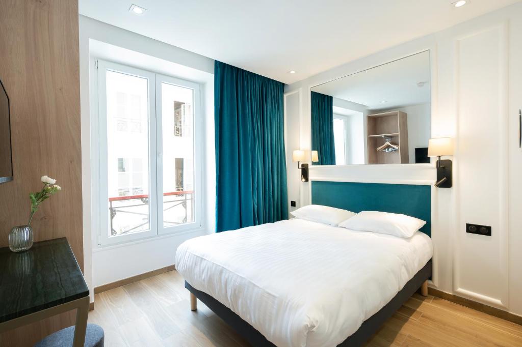 巴黎HOTEL AU COEUR DES ARTS ET METIERS的一间卧室设有一张大床和一个窗户。