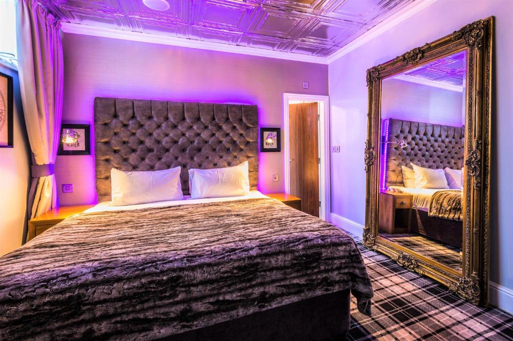 诺丁汉诺丁汉市中心美居酒店的一间卧室配有一张大床和镜子
