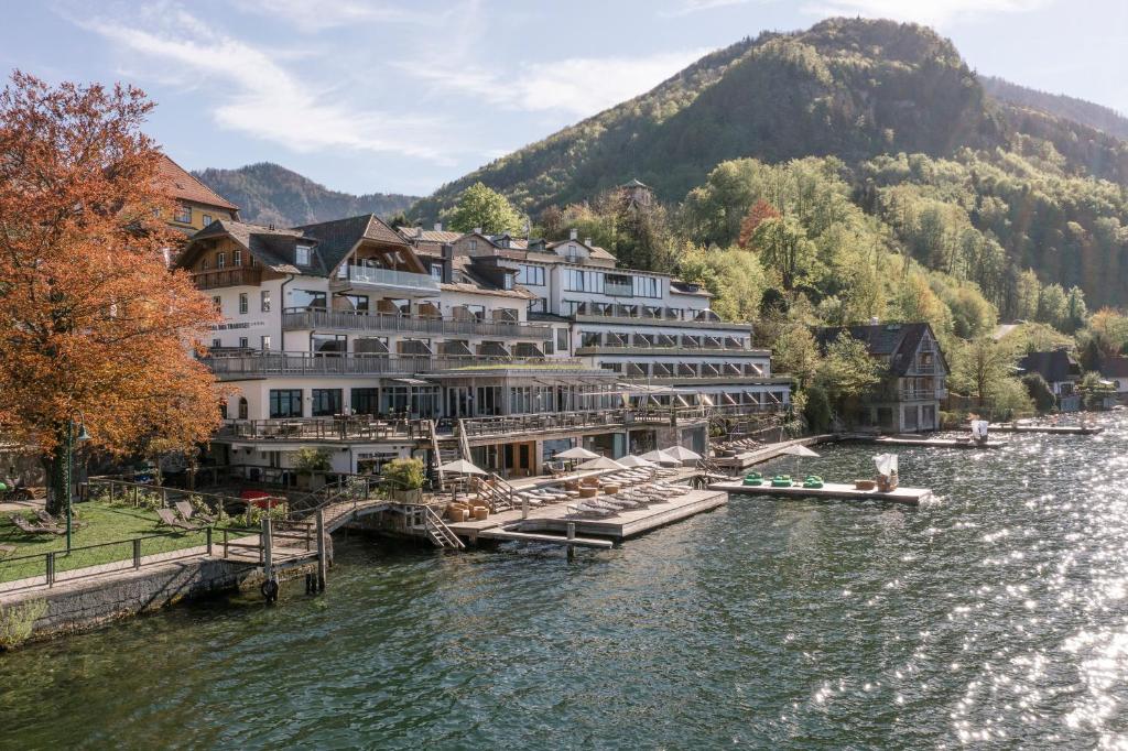 特劳恩基兴Das Traunsee - Das Hotel zum See的山 ⁇ 的河畔酒店