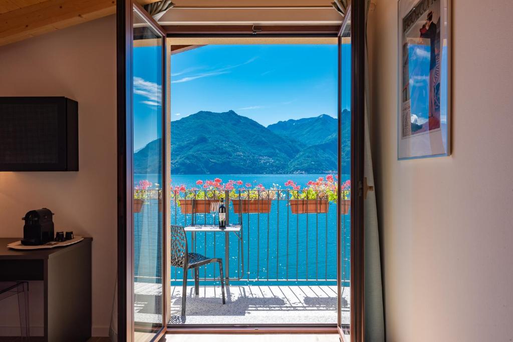 梅纳焦Foresteria Lago di Como的客房设有一个享有水景的阳台。