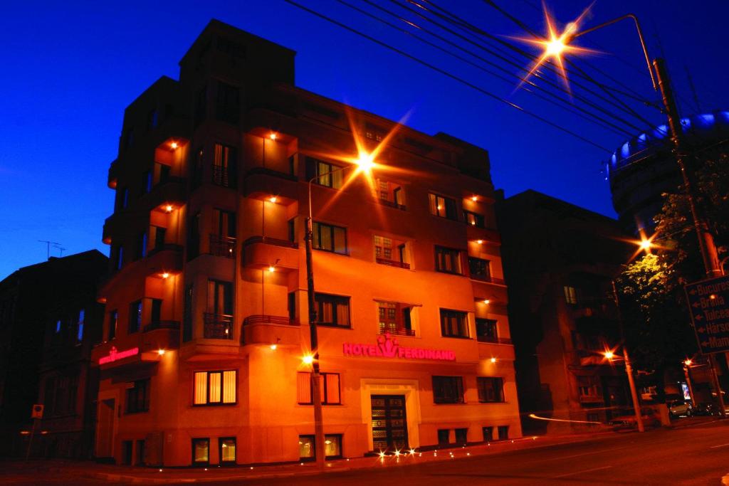 康斯坦察斐迪南酒店的夜间有街灯点亮的建筑物