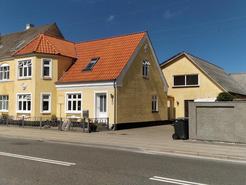 洛肯Fru Hald的两栋房子,在街上有橙色屋顶