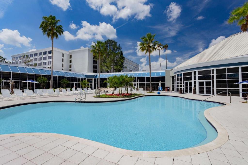 奥兰多Wyndham Orlando Resort & Conference Center, Celebration Area的大楼前的大型游泳池