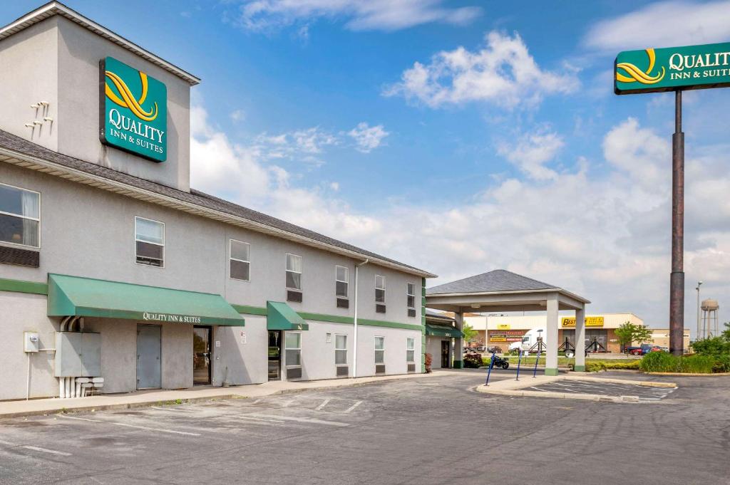 ObetzQuality Inn & Suites South的建筑一侧有标志的酒店