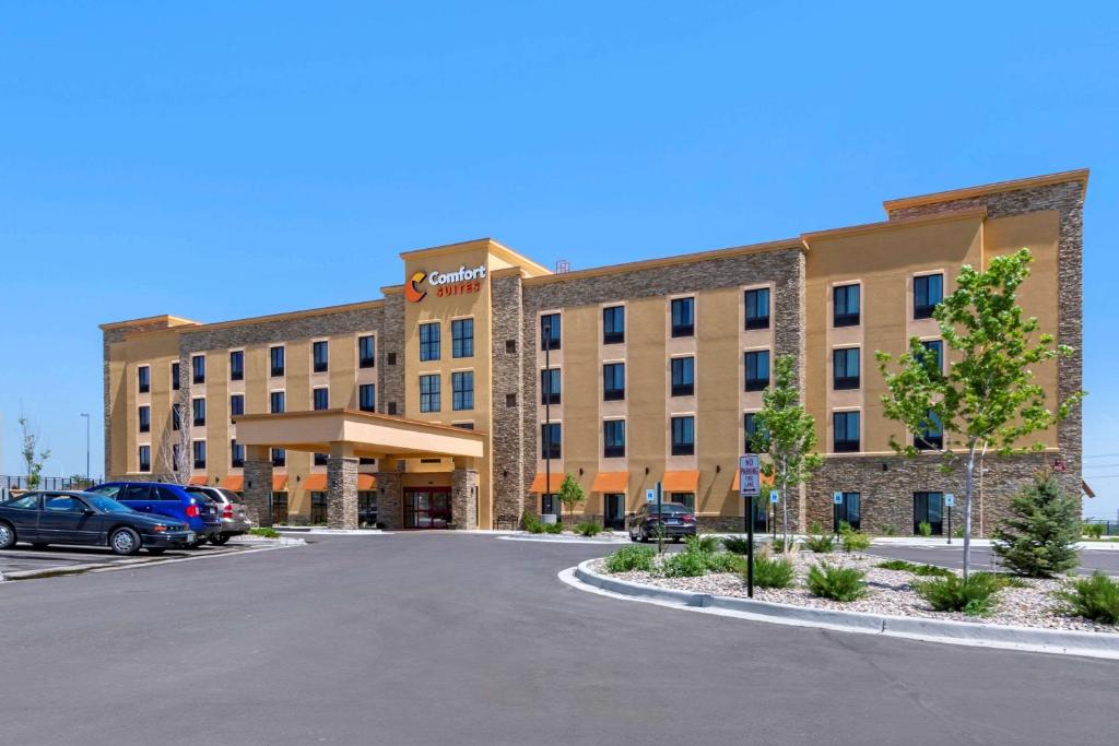 布鲁姆菲尔德Comfort Suites Broomfield-Boulder-Interlocken的一座大型建筑,前面设有停车场