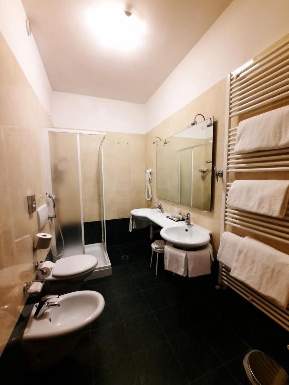 圣马力诺罗西酒店的一间带两个盥洗盆和淋浴的浴室