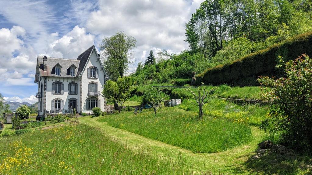 Saint-Cirgues-de-JordanneLa Maison Normande的山坡上的一座老房子,有土路