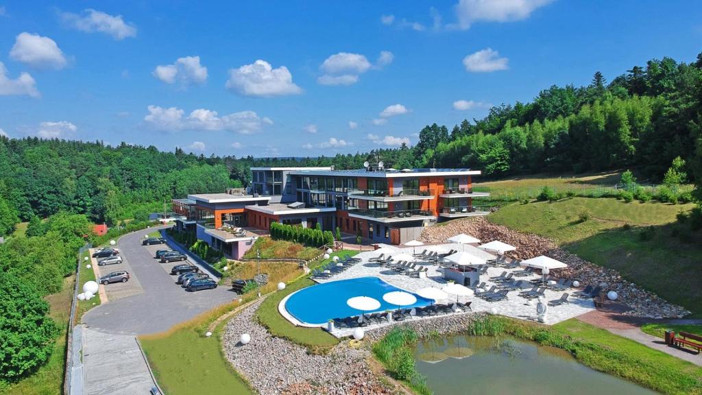 凯尔采奥德赛健康温泉俱乐部酒店的享有带游泳池的度假村的空中景致