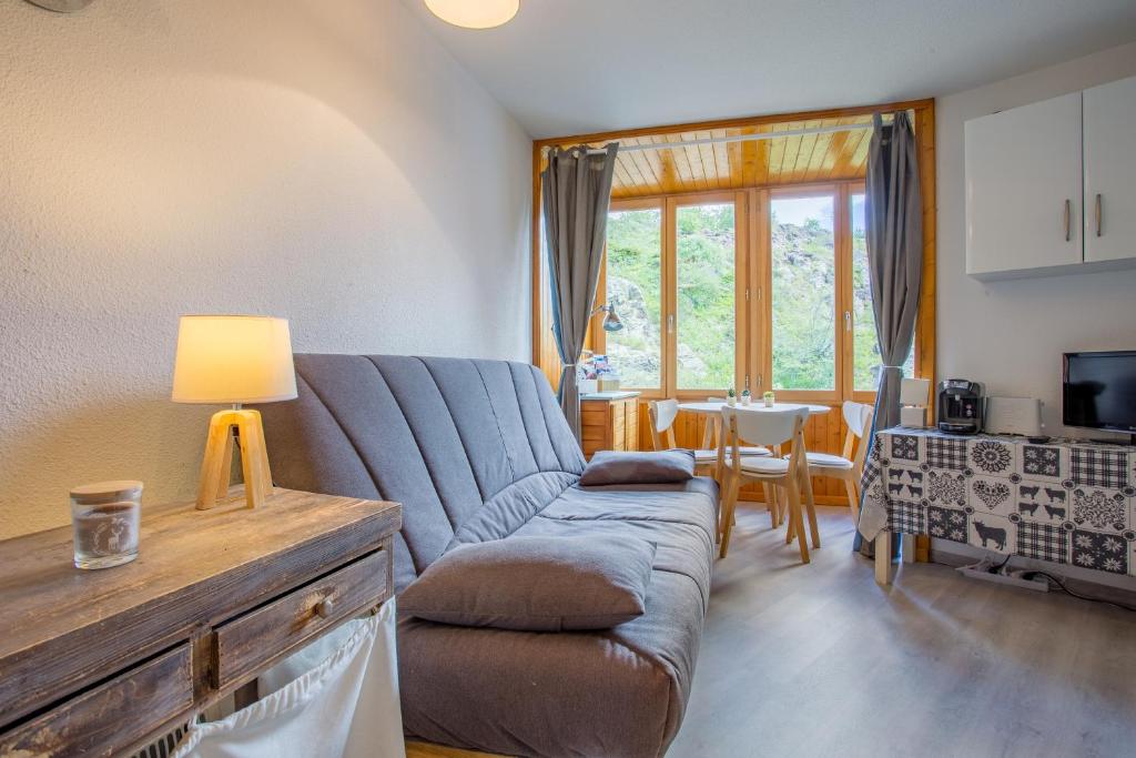 于埃L'Eclose - Alpe d'Huez的客厅配有沙发和桌子
