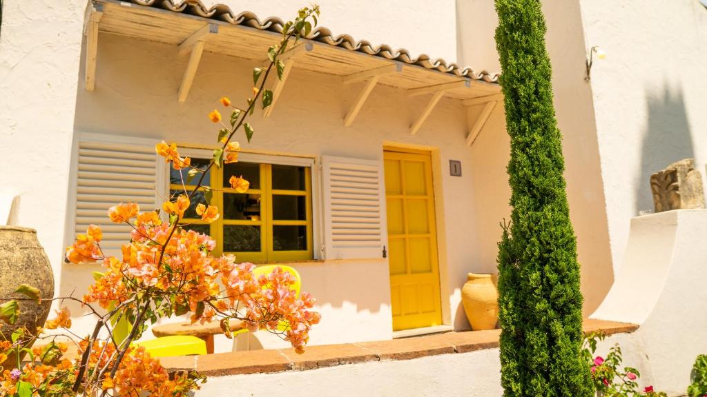 陶尔米纳Villaggio Placido的一座房子的前门,有黄色的门