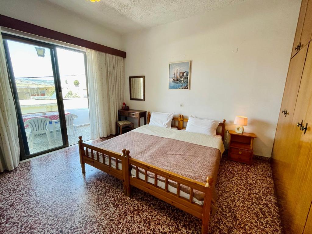 阿彻奇洛斯阿芙罗狄蒂膳食公寓的一间卧室设有一张床和一个大窗户
