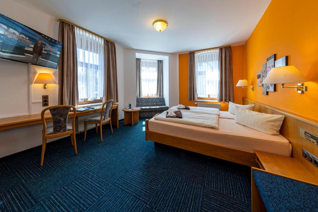 申海德Hotel zur Post的酒店客房配有一张床铺和一张桌子。