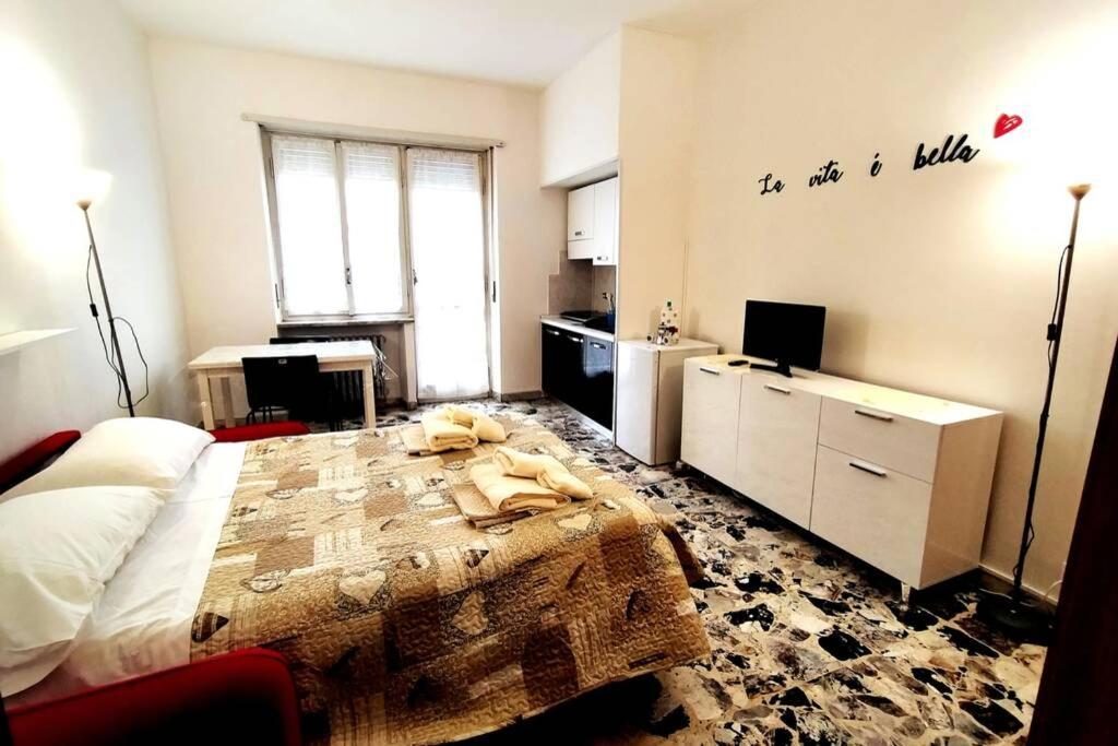 都灵Locazione Turistica La Primula的一间带大床的卧室和一间厨房