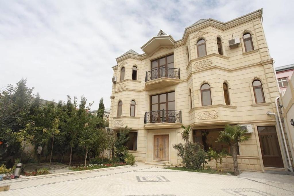 巴库Baku Entire Villa的街道上一座白色的大建筑