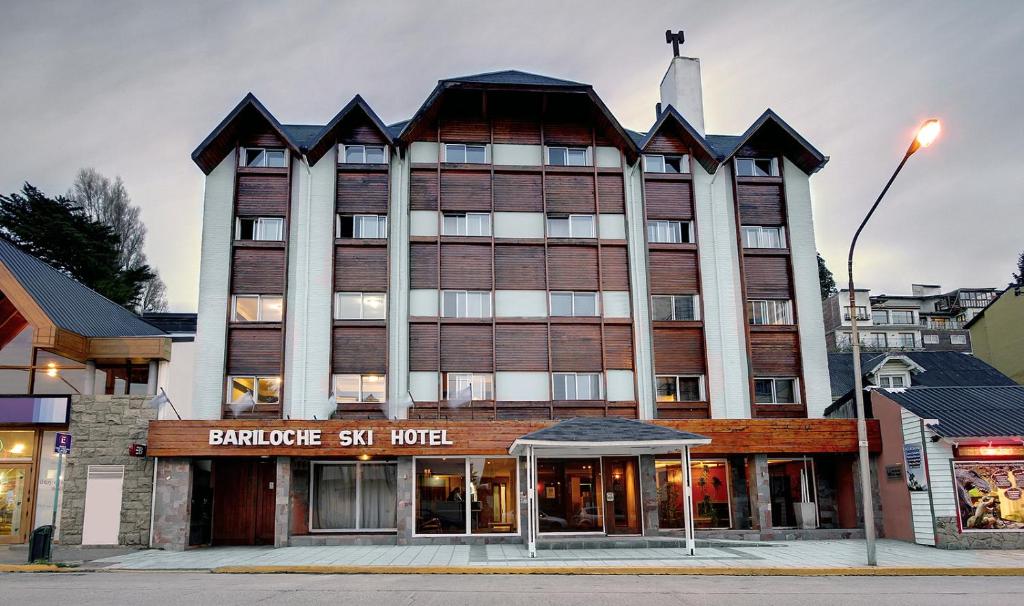 圣卡洛斯-德巴里洛切Hotel Bariloche Ski的街道拐角处的大建筑