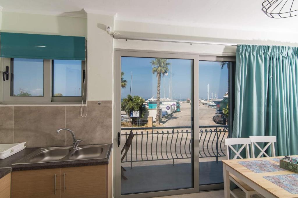 扎金索斯镇Alexandra's Apartments - Port of Zante的厨房设有海景阳台。