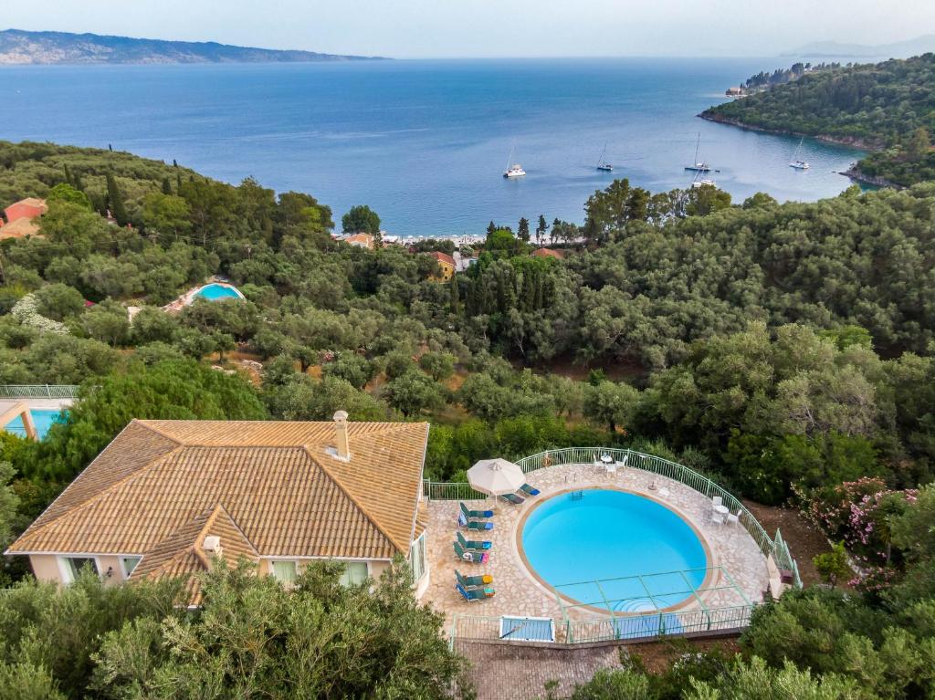 (( Kerasá ))Kerasia Bay View Villa的享有带游泳池的房屋的空中景致