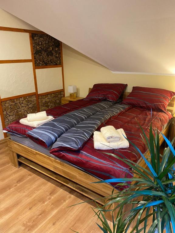 马里博尔Villam Apartment的一张大床,里面配有枕头