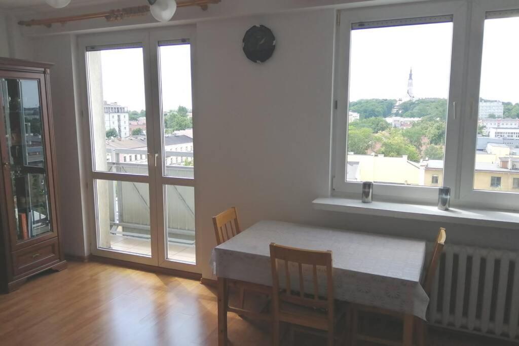 琴斯托霍瓦Apartament z przepięknym widokiem w samym centrum的一间带桌椅和窗户的用餐室