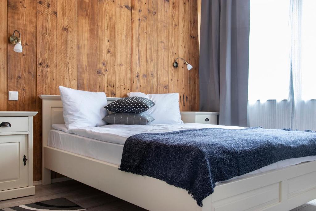 韦切什Airport Wanderer Inn - Vándor fogadó的一间卧室配有一张带蓝色毯子的床