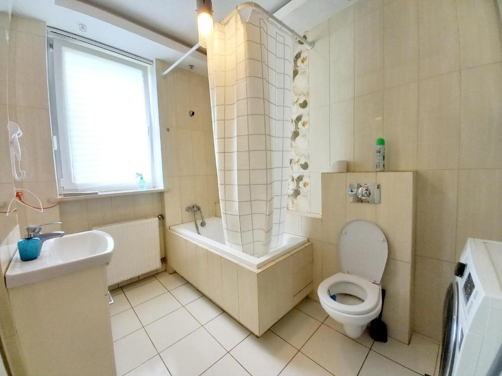 卢布林Pokoje Slawin的带浴缸、卫生间和盥洗盆的浴室