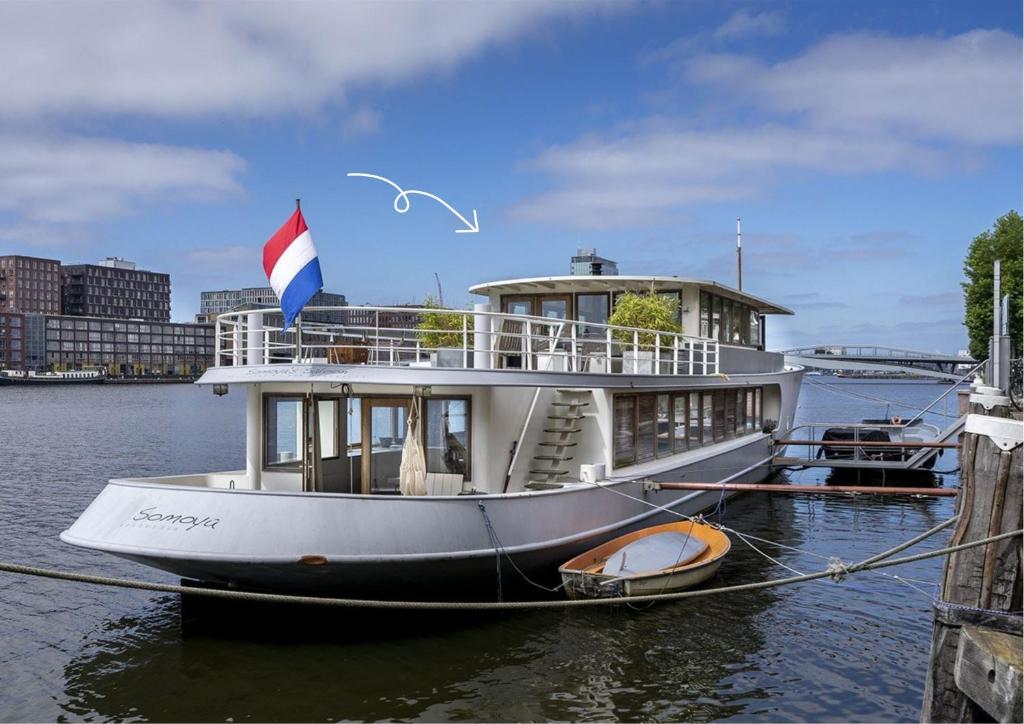 阿姆斯特丹Stunning boat with a view的船上有旗帜的船