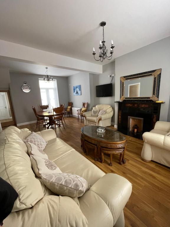 伦敦德里Haven House的客厅配有沙发和桌子