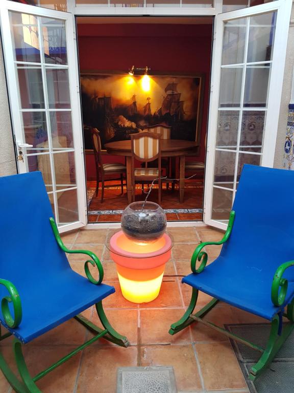 阿尔玛格鲁CASALINDA的一个带2把蓝色椅子和消防栓的庭院