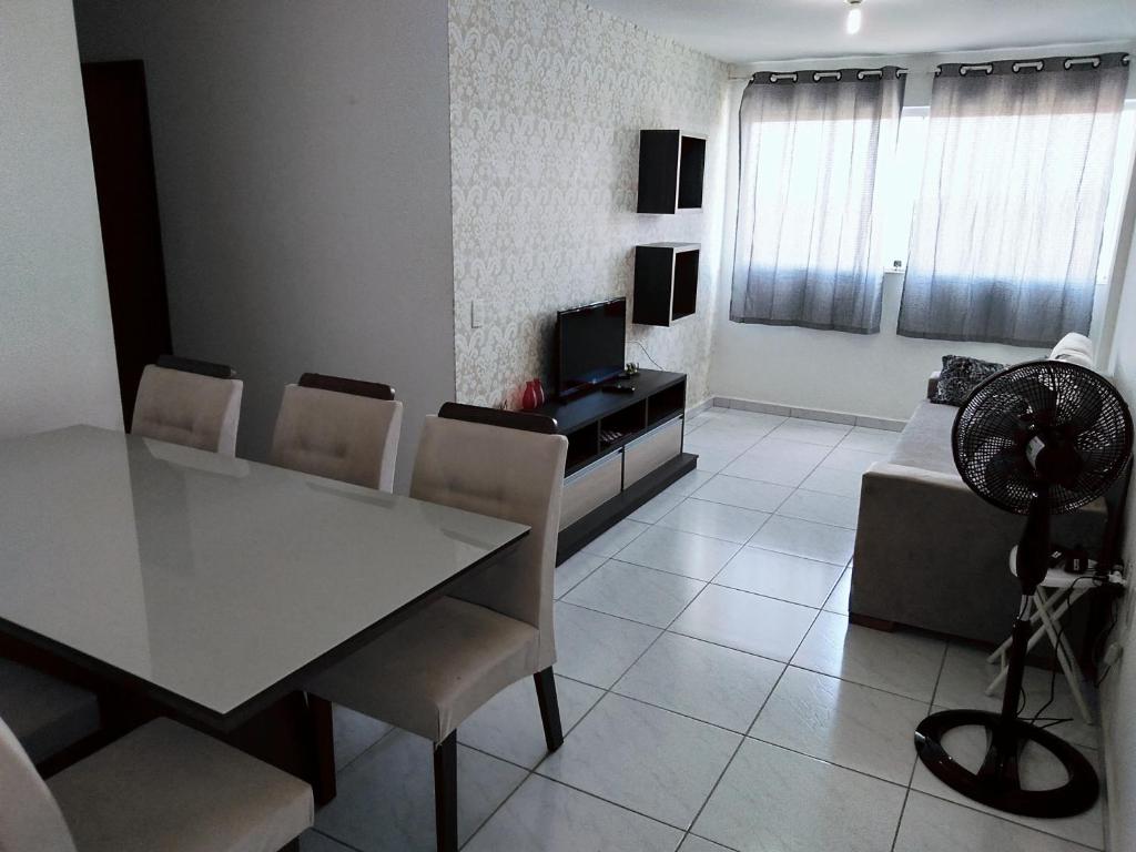 大坎皮纳Apartamento aconchegante no Jardim Paulistano的客厅配有桌椅和电视。
