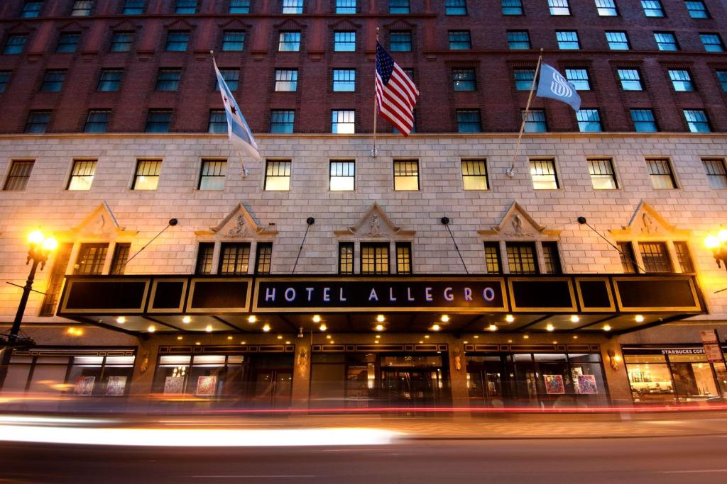 芝加哥The Allegro Royal Sonesta Hotel Chicago Loop的一座带美国国旗的酒店式公寓