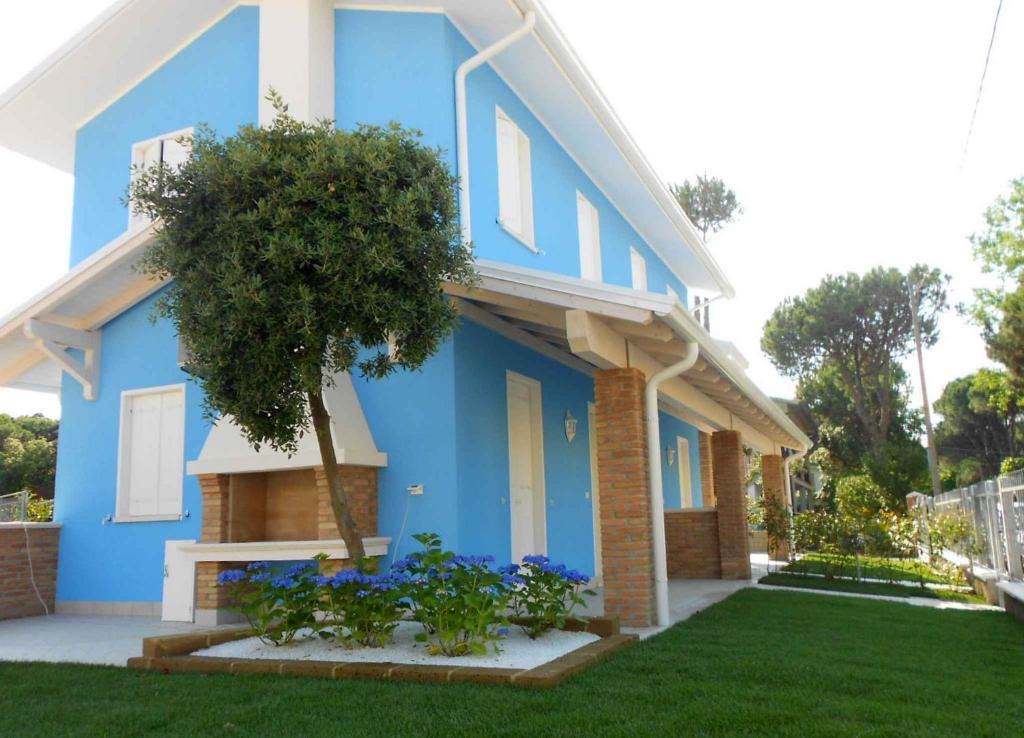 罗索利纳马雷滨海罗索利纳4号度假屋的院子里有树的蓝色房子