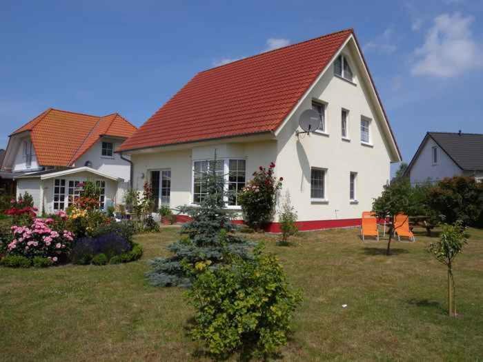 克劳斯多夫Apartment Klausdorf 2的一座大型白色房屋,设有红色屋顶