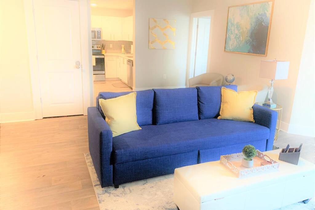 亚特兰大Buckhead Blue - Spacious 2 bd 2ba - Private Balcony-Rooftop- S13的客厅配有一张蓝色的沙发,配有一张桌子