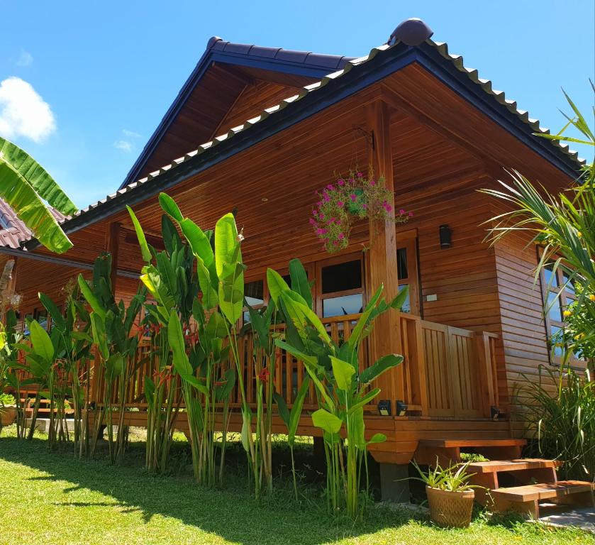 湄南海滩Samui Blue Bird的前面有植物的木屋
