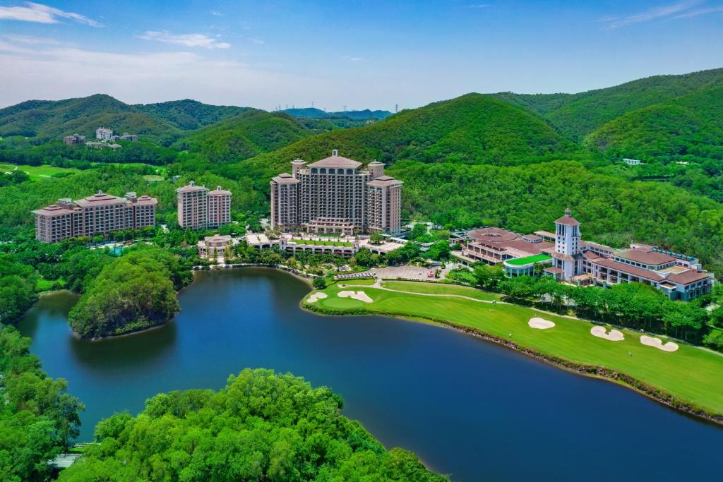 东莞东莞观澜湖度假酒店的享有度假村和河流的空中景致