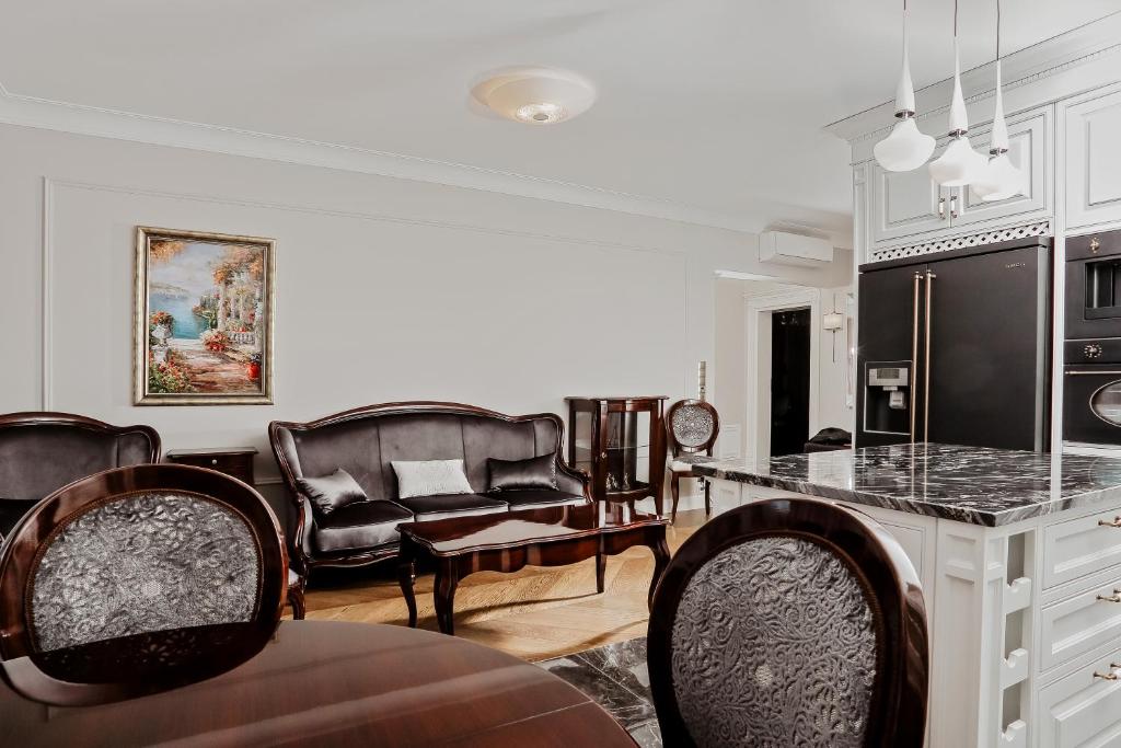沃姆扎Apartament Royal的客厅配有椅子和台面