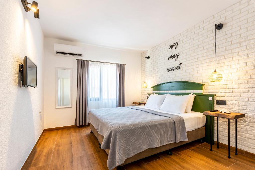 居姆贝特The Poyz Hotel Bodrum的一间卧室设有一张床和砖墙