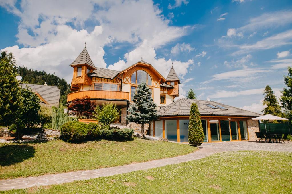 上鲁日巴希SKRI Villa Ružbachy的一个大房子,有 ⁇ 帽屋顶