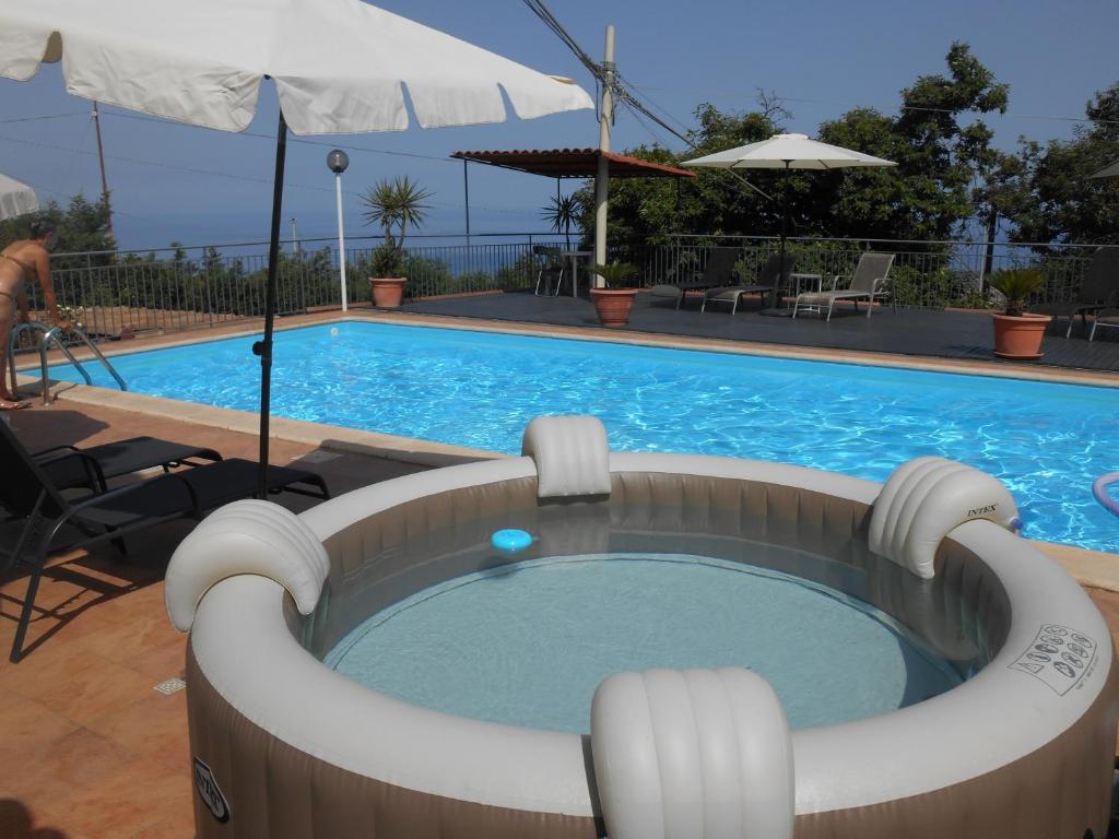 圣阿尔菲奥Al Villino Sunshine in villa con piscina ed idromassaggio的前面设有热水浴池的游泳池