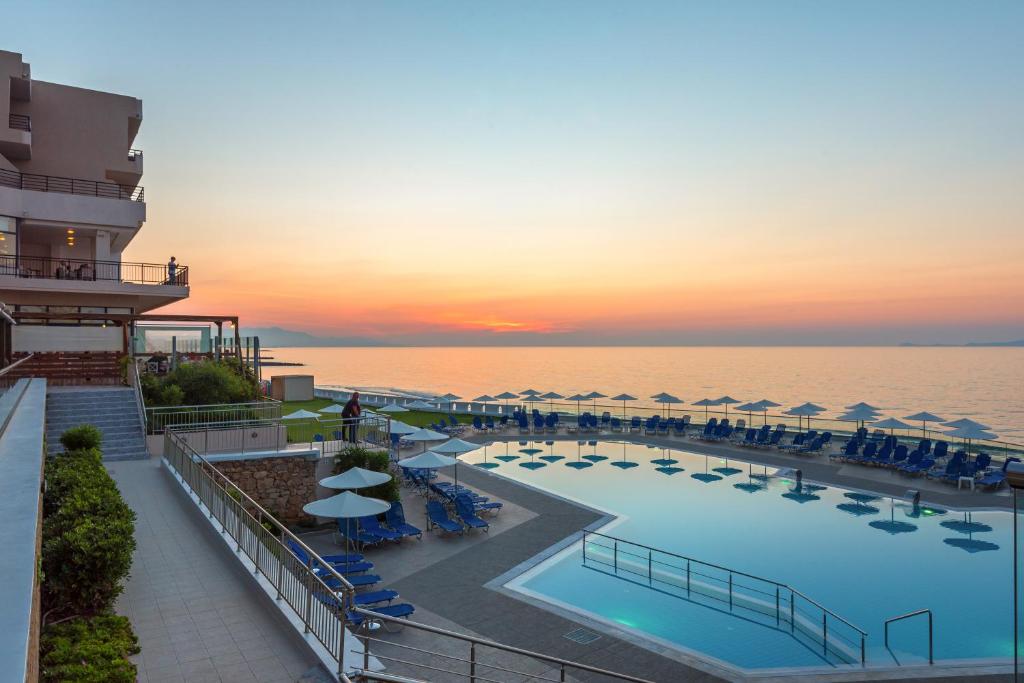 库基尼坎尼奥Themis Beach Hotel的享有游泳池的景色,位于一个海景度假胜地