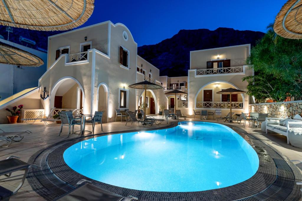 卡马利切尔斯索菲亚酒店的房屋中间的大型游泳池