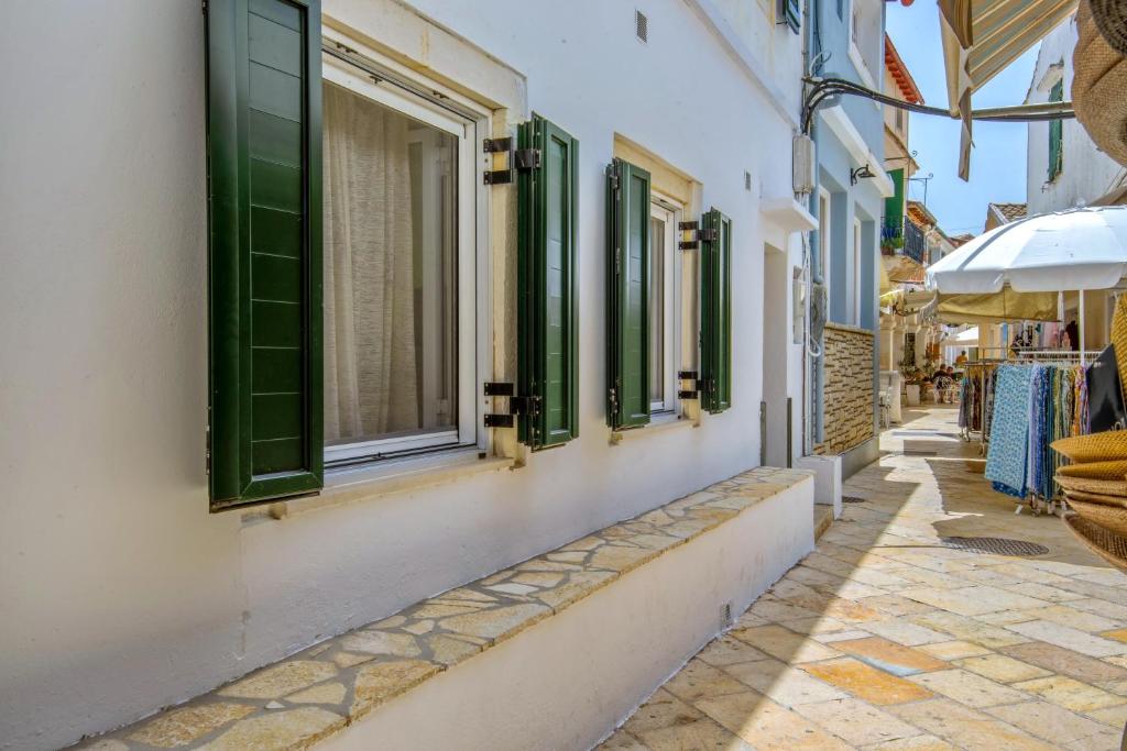 盖奥斯Pavlos的大楼内一条带绿色百叶窗的狭窄小巷