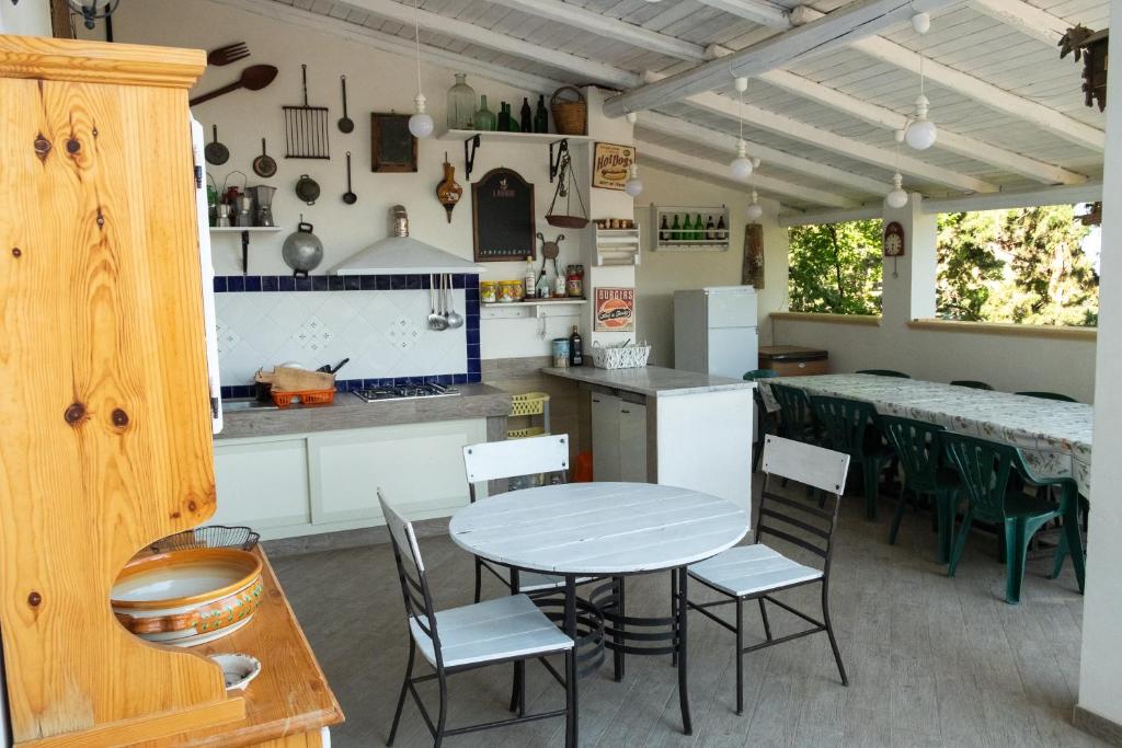 帕尔蒂尼科Villa Lo Verde的厨房以及带桌椅的用餐室。