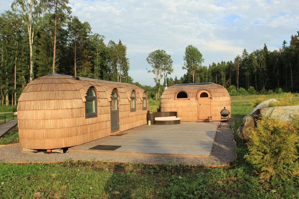 KullamäeKuldallika igloo house and iglusauna的田野上的几座大型木结构建筑